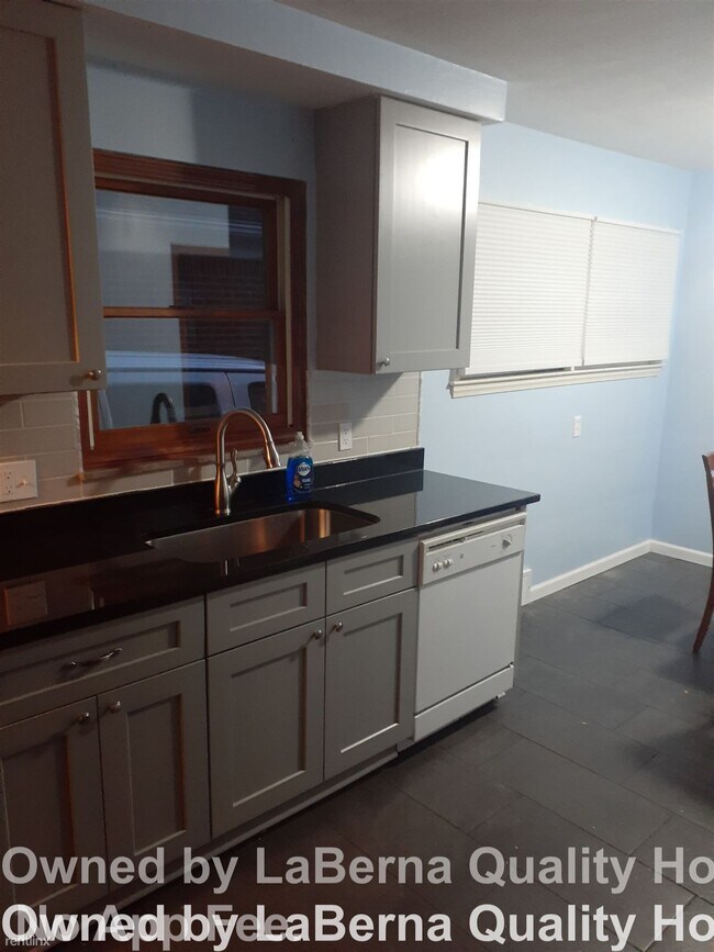 Foto del edificio - 3 br, 1 bath Duplex - 22788 Courtland Ave