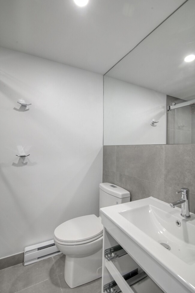 Building Photo - 1 Cote-Sainte-Catherine