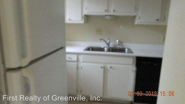 Building Photo - 421-421 Country Club Dr