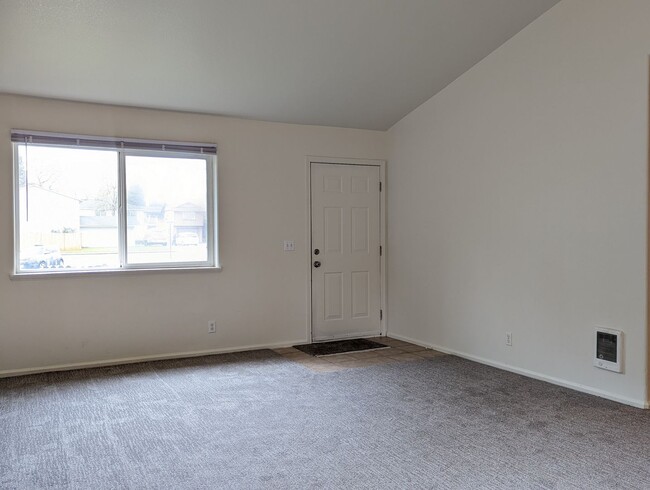 Building Photo - 2-Bedroom, 1-Bath Duplex In Thurston Area of Springfield!