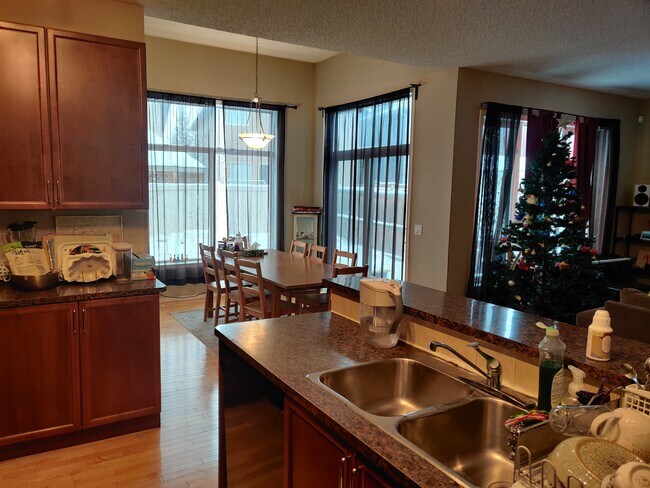 Photo du bâtiment - 8887 Royal Oak Way NW