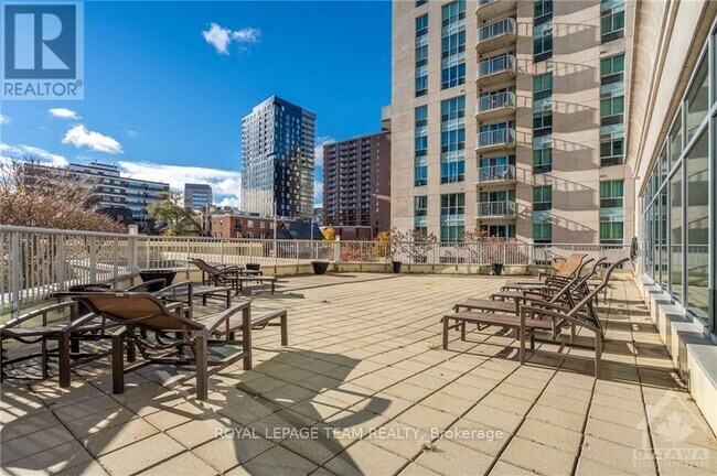 Photo du bâtiment - 1701-200-1200 Rideau St