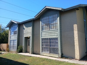 Building Photo - Room in Apartment on Starcrest Dr