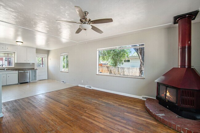 Building Photo - Cute 3 Bedroom 2 Bathroom Tri-Level in the...