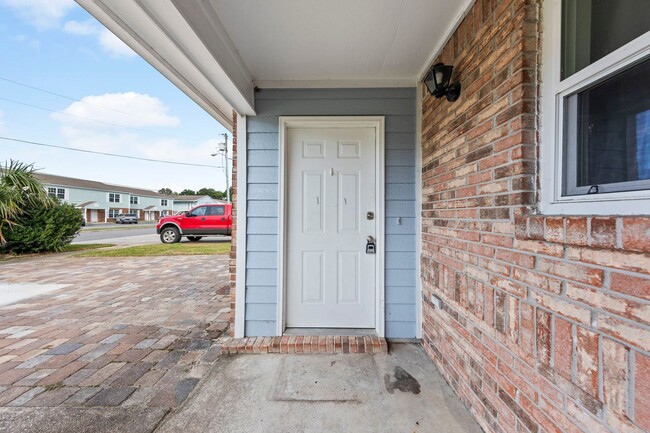 Building Photo - Townhouse with modern finishes!!!