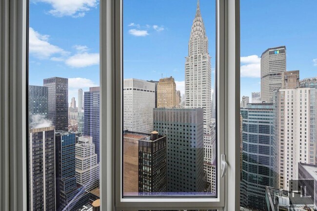 Building Photo - Penthouse  with Terrace/WD/Heated bathroom...