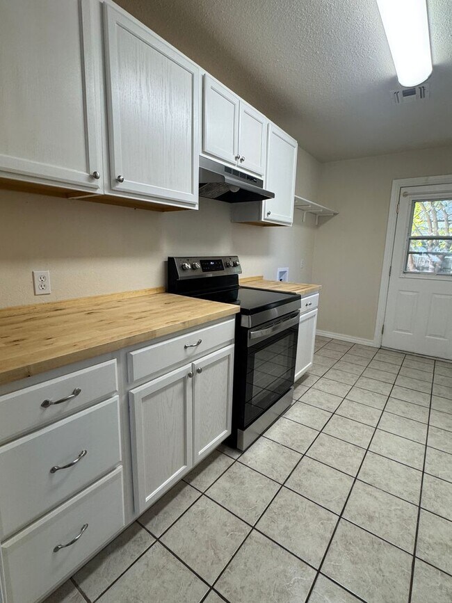 Foto del edificio - 3109 NW Liberty- AVAILABLE NOW!