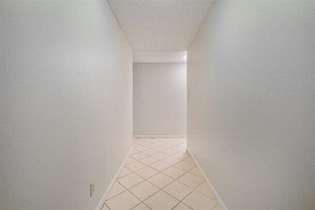 Foto del edificio - 8801 Camelia Ln