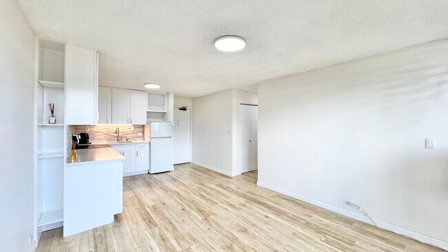 Building Photo - 2 BED/1 BATH/1 PRKG GROUND FLOOR UNIT - PE...
