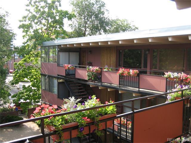 Balcony - 836 Dexter St