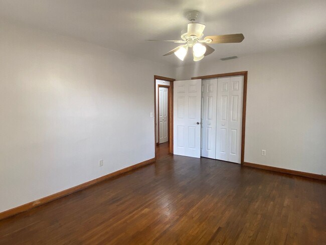 Building Photo - Inviting 2-Bedroom Home in Central Lakelan...