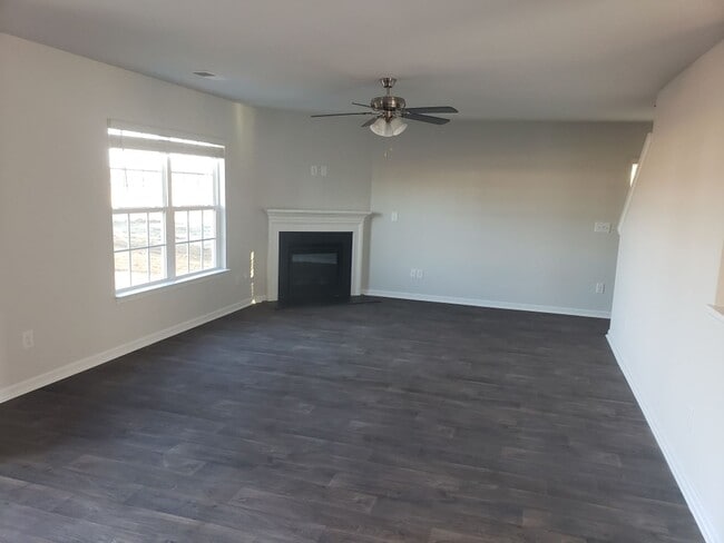 Foto del edificio - 2 story home in Lake Tyler