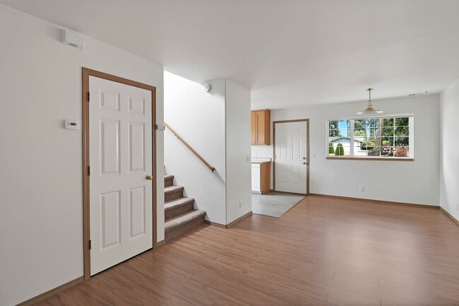 Building Photo - 729 NW Paragon Pl