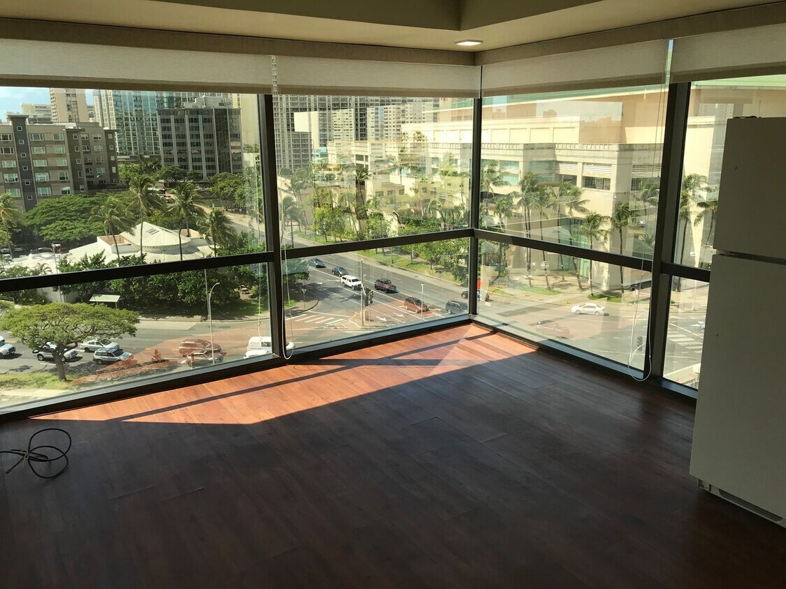 Foto principal - Century Center 1 Bdrm., 1 bath, 1 cov'd Pkg.