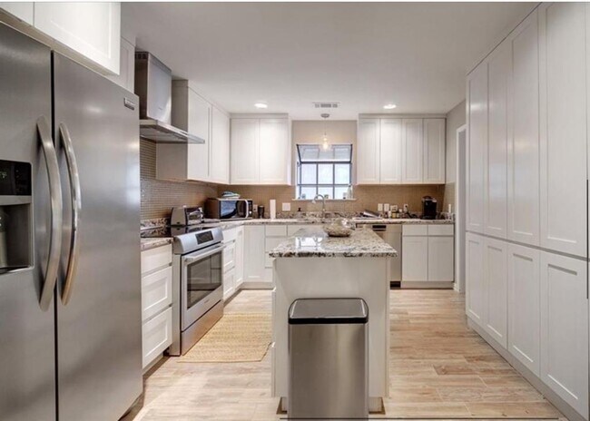 Building Photo - 9518 Topridge Dr