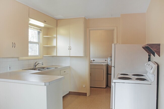 Kitchen - 2911 NW Tyler Ave