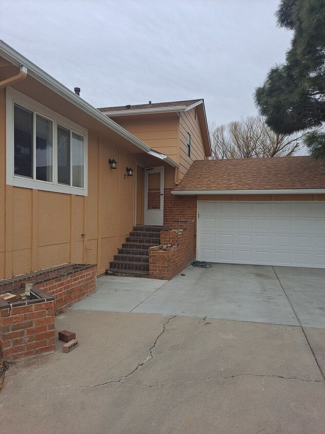 Primary Photo - ALL PROSPECTIVE TENANTS MUST SUBMIT A $58 ...