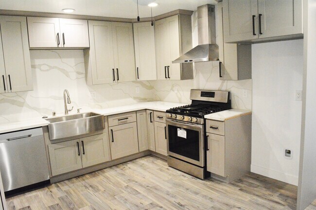 Premium SS Convection Oven Range. Industrial SS Hood, Recessed LEDs - 4271 Panorama Dr