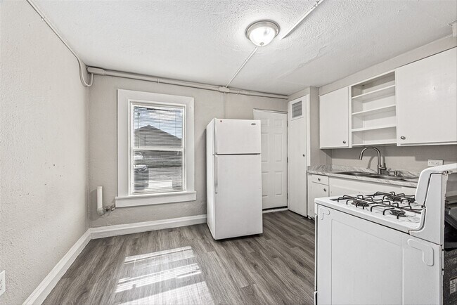 Building Photo - 905 3rd Ave N