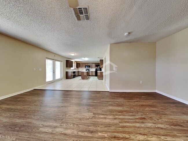 Foto del edificio - 8051 Foxdale Dr