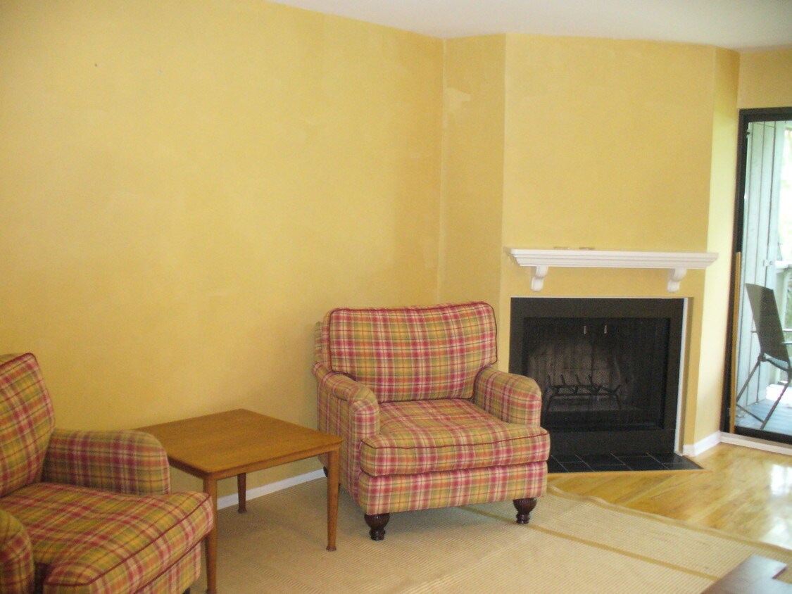 380 Woodview Rd, Lake Barrington, IL 60010 Condo for Rent in Lake Barrington, IL