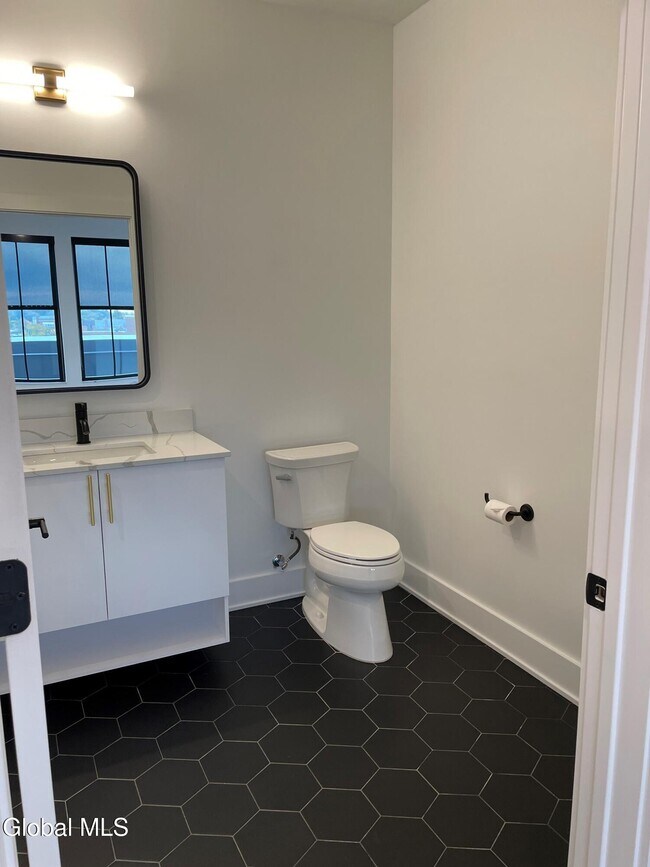 Building Photo - 385 Broadway