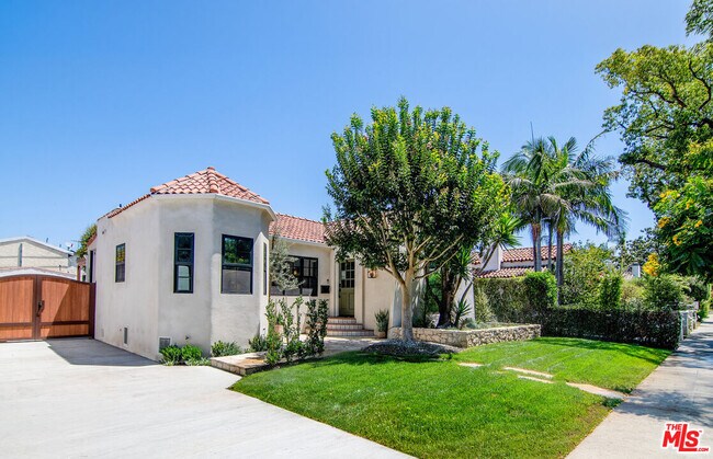 Foto del edificio - 6417 Lindenhurst Ave