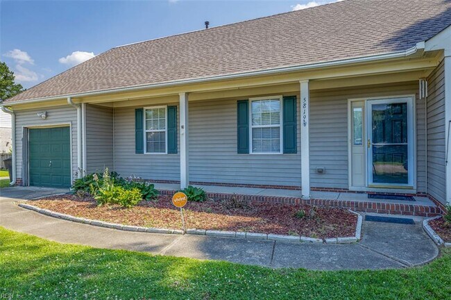 Foto del edificio - 5819 Woodside Ln