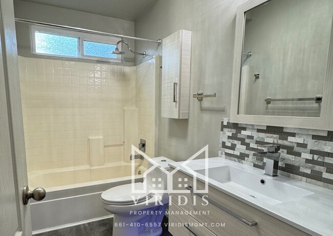 Building Photo - 10104 Bay Colony Dr