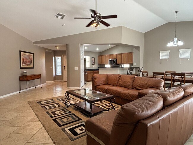 Foto del edificio - 1450 N Maria Ln