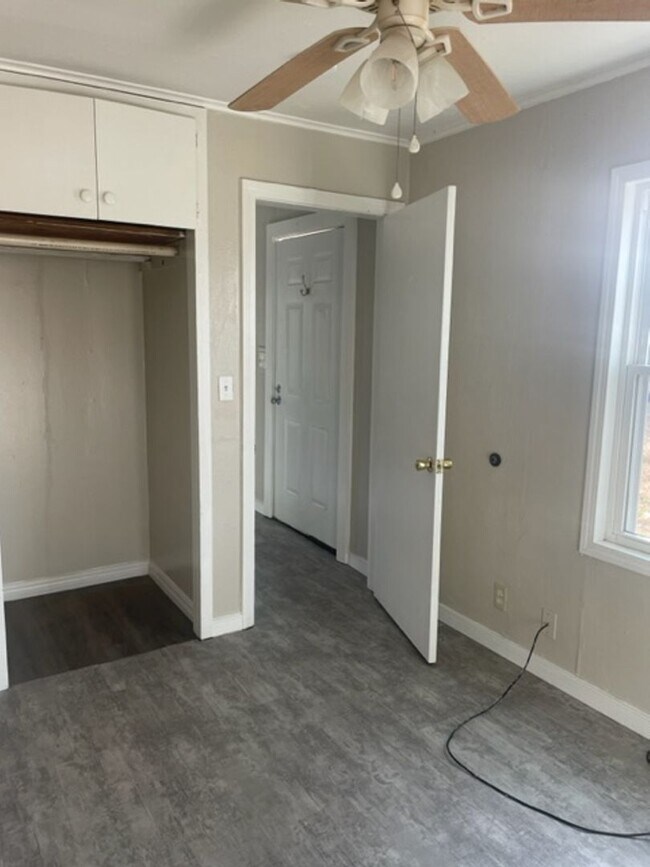 Building Photo - Cute One Bedroom