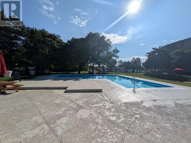 Photo du bâtiment - 931 Wonderland Rd S