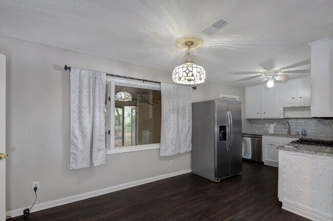 Building Photo - 4527 Fairview Dr