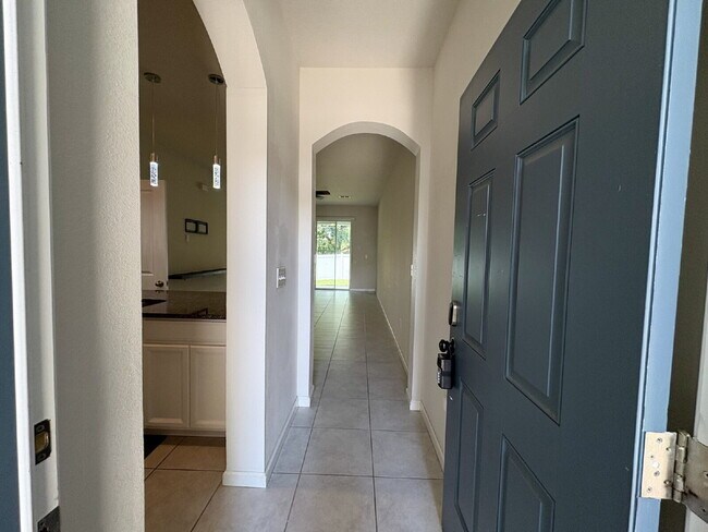 Building Photo - Spacious 3-Bedroom Townhome with garage  i...