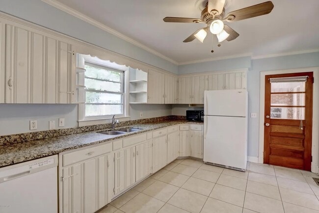 Building Photo - 211 Oak Leaf Dr