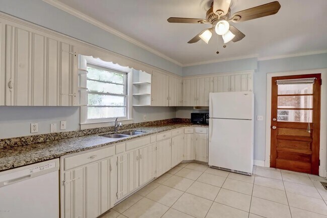 Foto del edificio - 211 Oak Leaf Dr