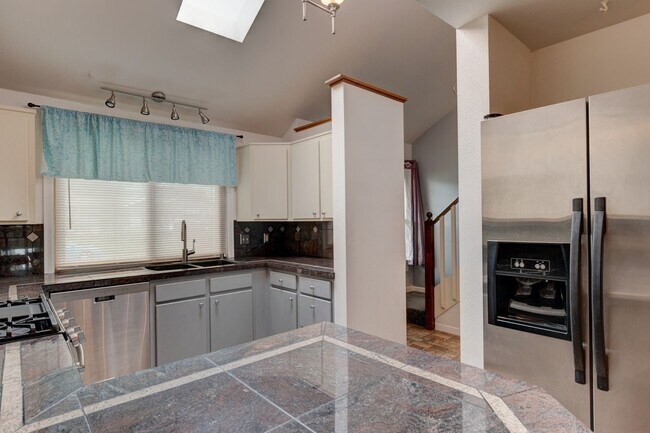 Foto del edificio - 3 Bedroom, 2 Bath Spacious Townhome with F...