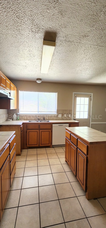 Building Photo - 1208 Circle Tree Loop
