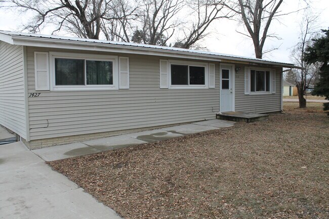 Outside View - 1425 E Cherry St