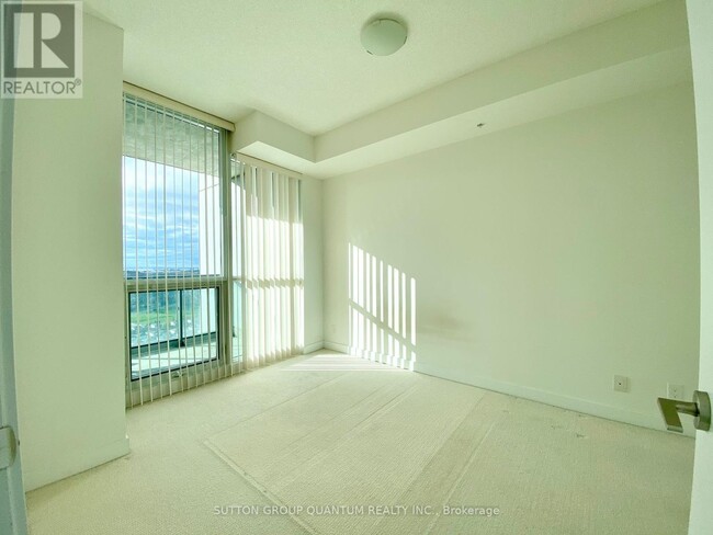 Building Photo - 3985-3985 Grand Park Dr