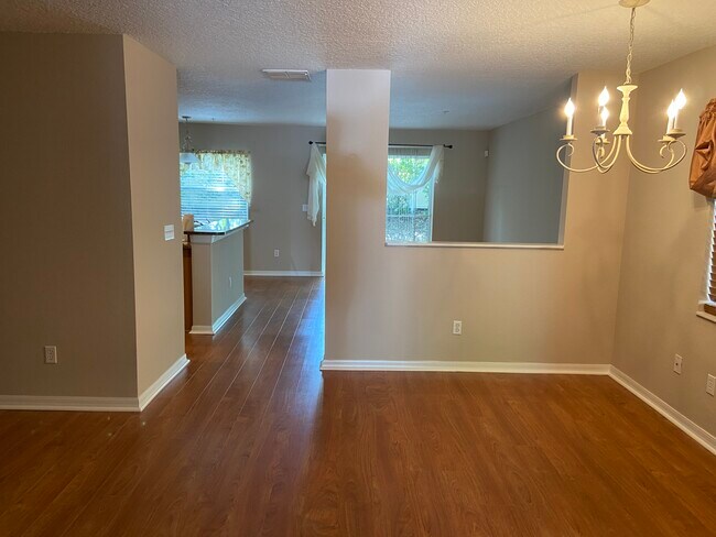 Foto del edificio - 243 Sterling Springs Ln