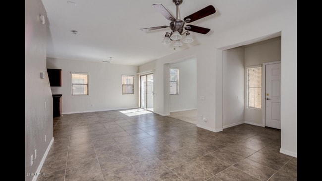 Foto del edificio - 1933 W Davis Rd