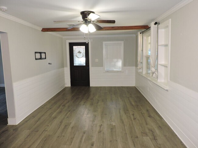 Building Photo - Close to schools & shopping!