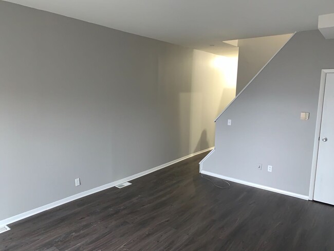 Building Photo - Newly Renovated 3 Bedroom Town Home With B...