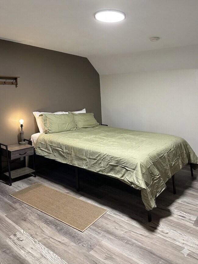 Building Photo - 208 2nd St S