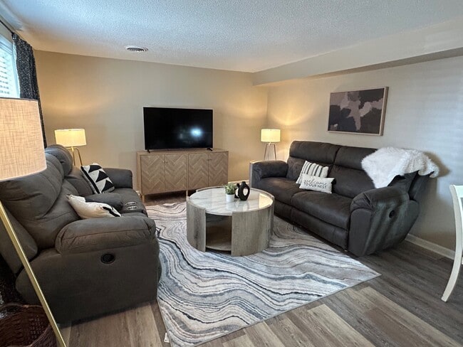 Building Photo - 917 Davis Blvd