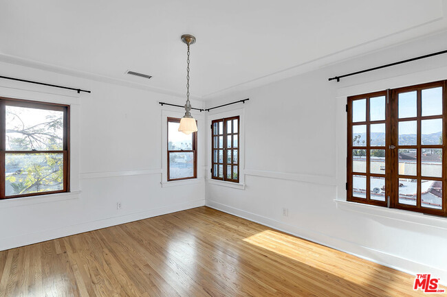 Building Photo - 851 Serrano Pl