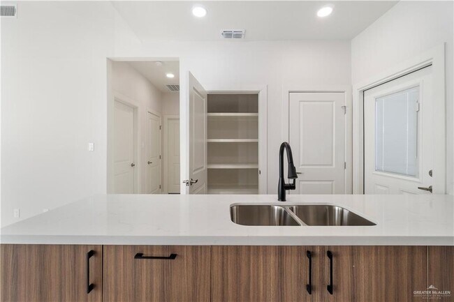 Foto del edificio - 16 Jessica Ln