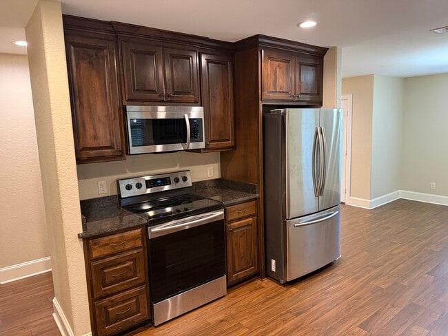 Building Photo - 406 Brentwood Dr