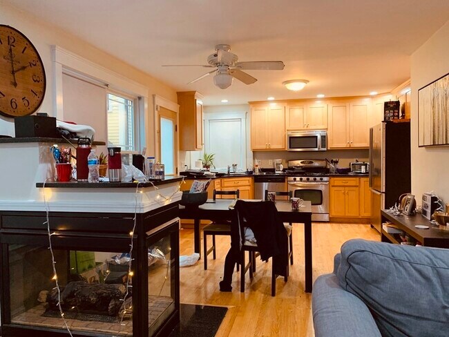 Building Photo - 27 Iroquois St